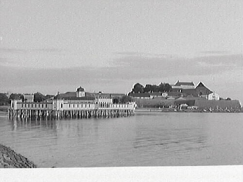 Fästningen och kallbadhuset fotograferat från hamnpiren efter att badhuset under 1996-1997 restaurerats till sitt utseende vid uppförandet 1903.