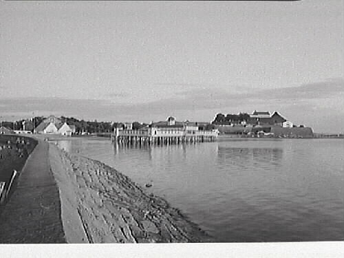 Fästningen och kallbadhuset fotograferat från hamnpiren efter att badhuset under 1996-1997 restaurerats till sitt utseende vid uppförandet 1903.