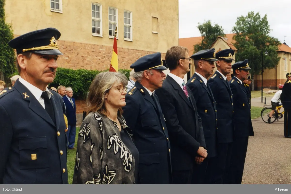 Invigning av minnesstaty över I 12:s gamla kasern. Från vänster okänd; konstnärinnan Anette Rydström; kapten Karl-Gustav "Duste" Petersson; Bo Bergwall, Eksjö kommun; överstelöjtnant Bert Fransson; överste Bengt Axelsson, chef Ing 2 och överste 1 Thore Bäckman, chef SWEDEC.