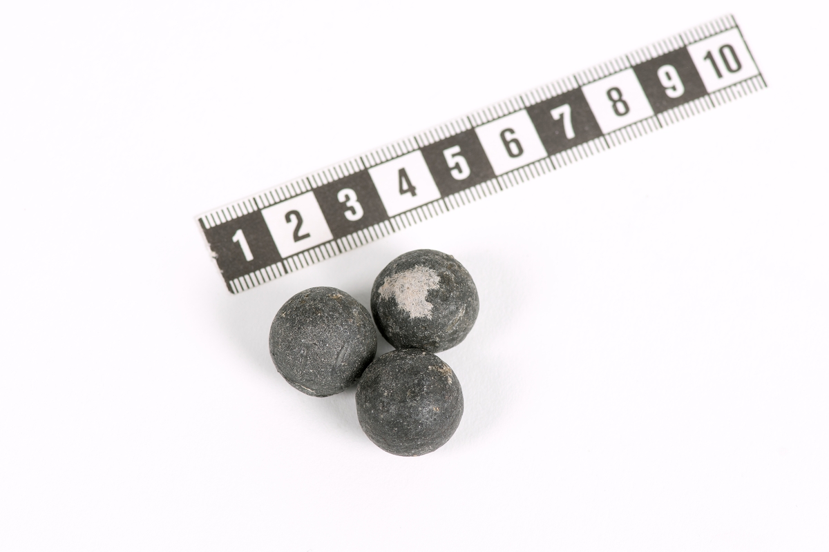 Muskötkula av bly, 3 stycken, stort format.
Dimensioner: Diameter mellan 17,4 - 17,9 mm.