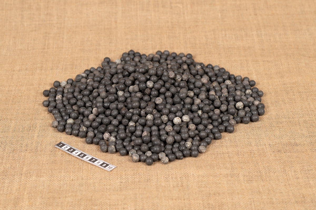 Hundratals muskötkulor från kista SA-46, rengjorda (diameter: 10-12 mm, vikt per kula 6-9 gram, totalvikt: 9,535 kg).