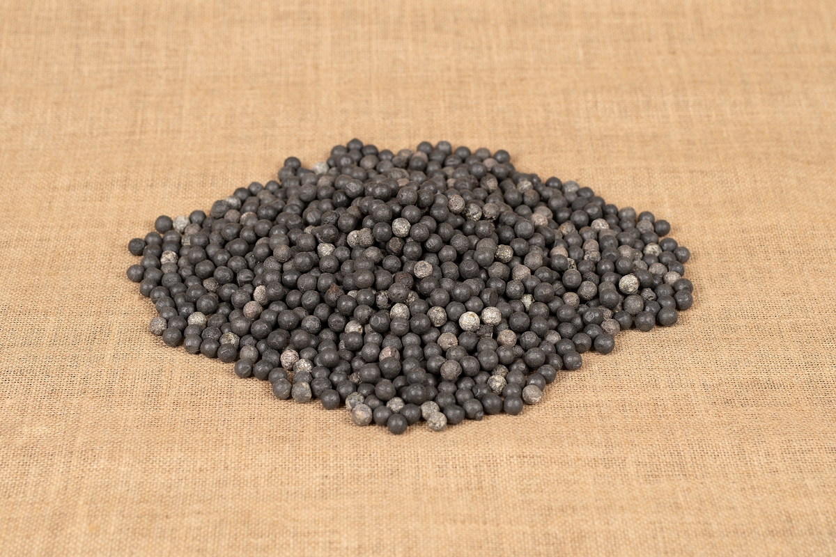 Hundratals muskötkulor från kista SA-46, rengjorda (diameter: 10-12 mm, vikt per kula 6-9 gram, totalvikt: 9,535 kg).
