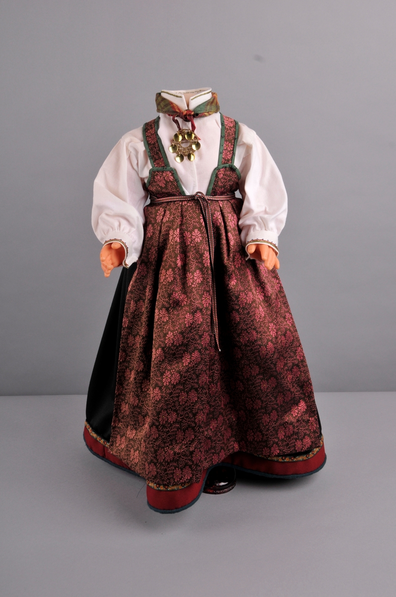 Dokke med drakt/ frå perioden 1840 til 1880- åra