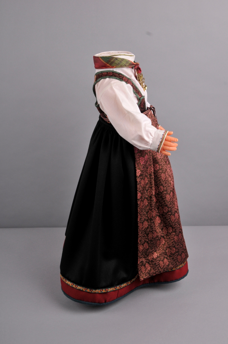 Dokke med drakt/ frå perioden 1840 til 1880- åra