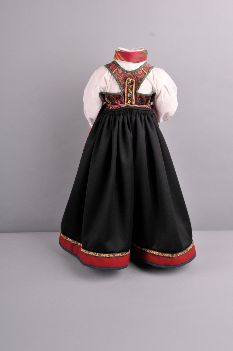 Dokke med drakt/ frå perioden 1840 til 1880- åra