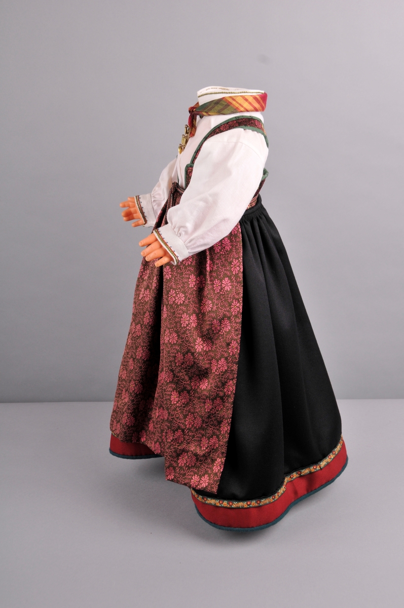 Dokke med drakt/ frå perioden 1840 til 1880- åra