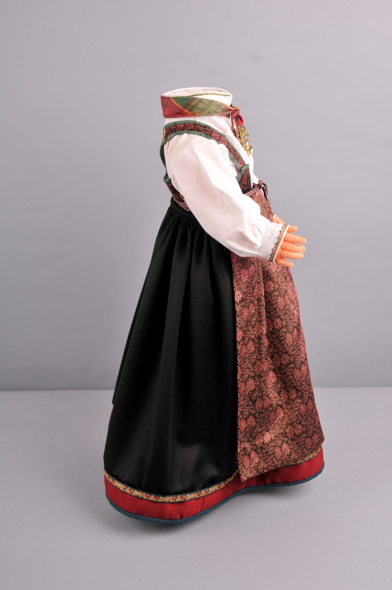 Dokke med drakt/ frå perioden 1840 til 1880- åra