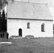 Högsjö gamla kyrka. Kyrkan uppfördes i slutet av 1300-talet. Den brändes av ryssarna 1721. Kyrkan renoverades under kommande 15 åren under ledning av Hans Biskop en österbottnisk bildhuggare. Han tillverkade predikstolen och altaruppsättningen i kyrkan samt en del små inventarier. Bänkinredning samt läktare i väster är tillverkade av Jonas Lund och Olof Johansson Brandt. Förgyllning och målning av inredningen och de nya inventarierna gjordes av Erik Fällström på 1730-talet.