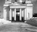 Härnösands domkyrka. Arkitekt Johan Adolf Hawerman.Nyklassistisk stil.Vitputsad stenkyrka med ett mittorn,två mindre torn och västfasad med pelarrad.En del inventarier från den äldre kyrkan blandannat altartavlan från 1700-talet.Treskeppigt kyrkorum.Orgel från 1731 av Johan Caliman med barockfasad av Magnus Granlund från Hudiksvall