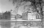 Kanalparti med torget, från Mellanholmen. Residenset, landshövdingens bostad.