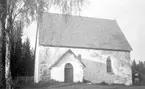 Högsjö gamla kyrka. Den gamla kyrkan uppfördes i slutet av 1300-talet. Den brändes av ryssarna 1721. Kyrkan renoverades under kommande 15 åren under ledning av Hans Biskop en österbottnisk bildhuggare. Han tillverkade predikstolen och altaruppsättningen i kyrkan samt en del små inventarier. Bänkinredning samt läktare i väster är tillverkade av Jonas Lund och Olof Johansson Brandt. Förgyllning och målning av inredningen och de nya inventarierna gjordes av Erik Fällström på 1730-talet.