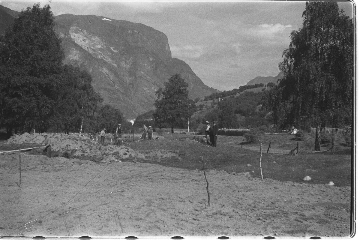 Aurland prestegård. Gravhauger på tomt for idrettsplass. Østre haug fra SSØ.