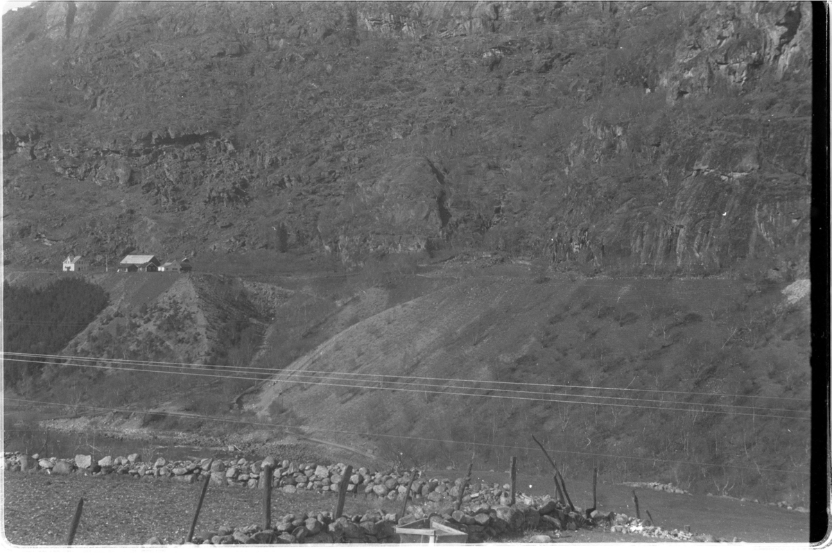 Terum i Aurland, sett fra Låvi. Gravfeltet på Haugadn, fk.nr. 1, helt til høyre.