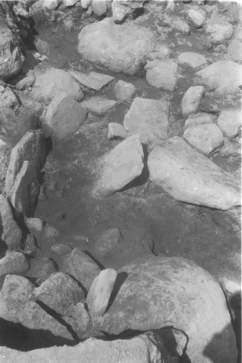 Vikse austre, Sveio. Utgraving. Grav I.