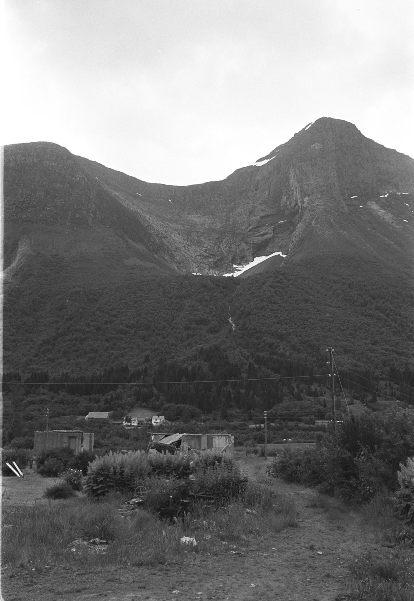 Fra Rise, Bondalen, Ørsta, Sunmøre. Ruiner etter snøraset 1970