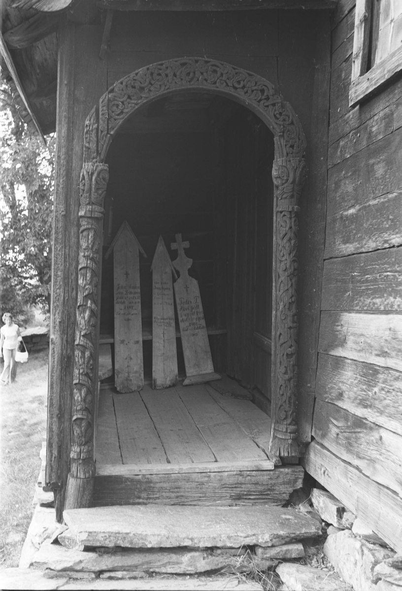 Lomen stavkirke, Valdres, portal.