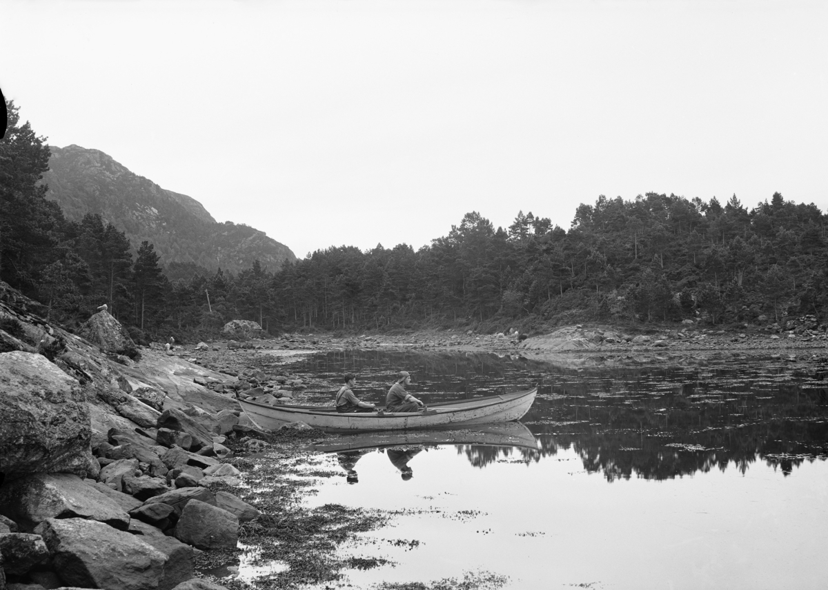 Steinalderbuplass. Nedste del av Drangevågen sett frå N. Hellaren er løynd av skogen.