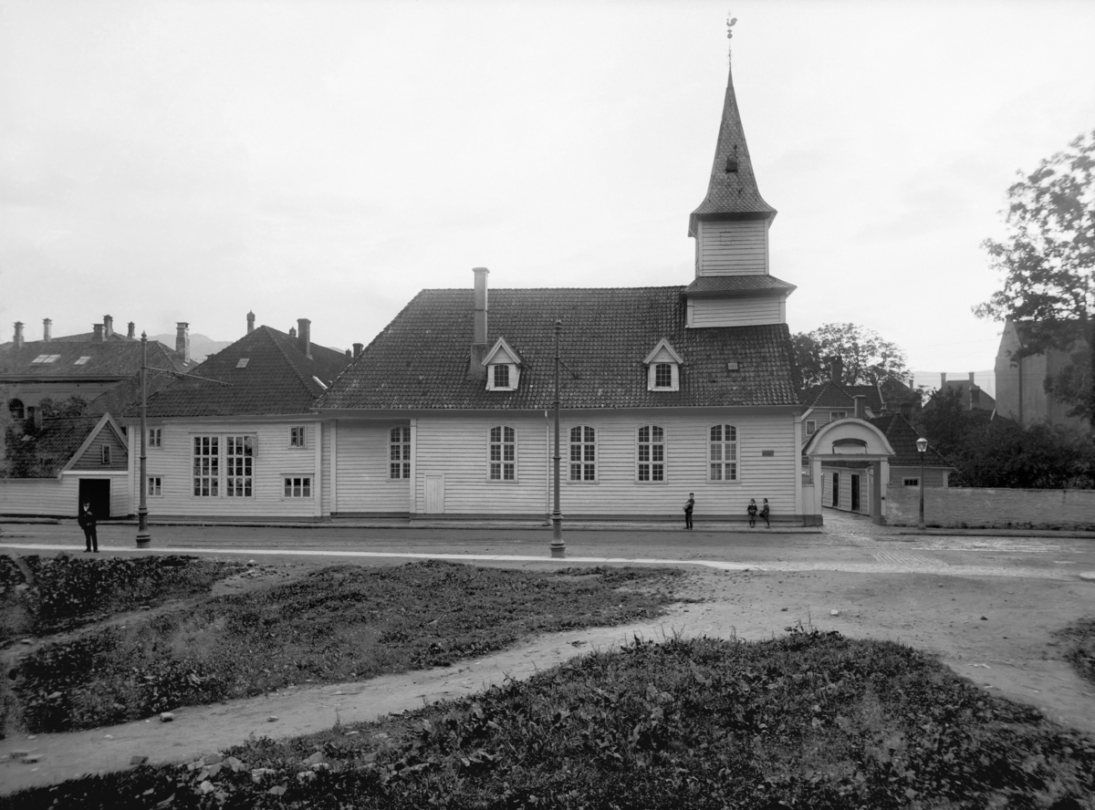 Østfasade
St. Jørgen hospitalkirke
Fotografert 1900 Ca.