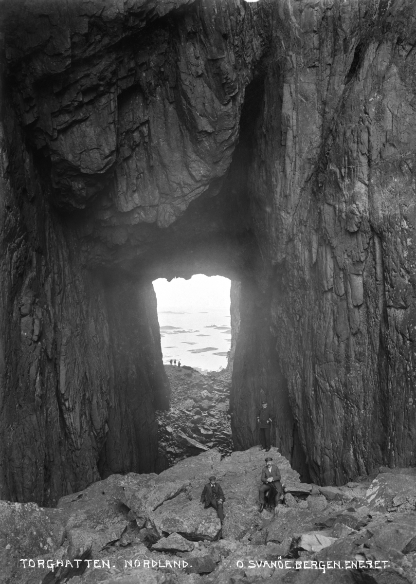 Nærbilde av hullet i Torghatten.
Torghatten (Hullet)
Fotografert 1900 Ca.