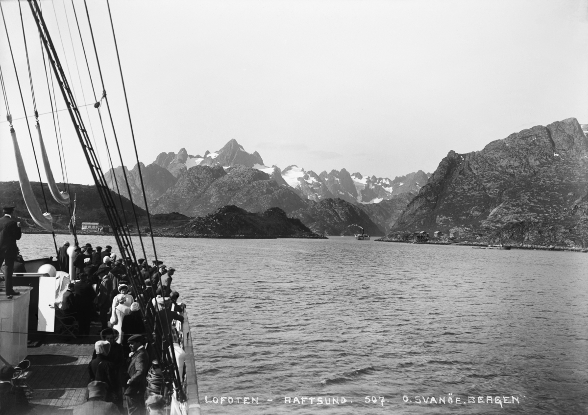 Tatt fra båt.
Raftsundet
Fotografert 1900 Ca.