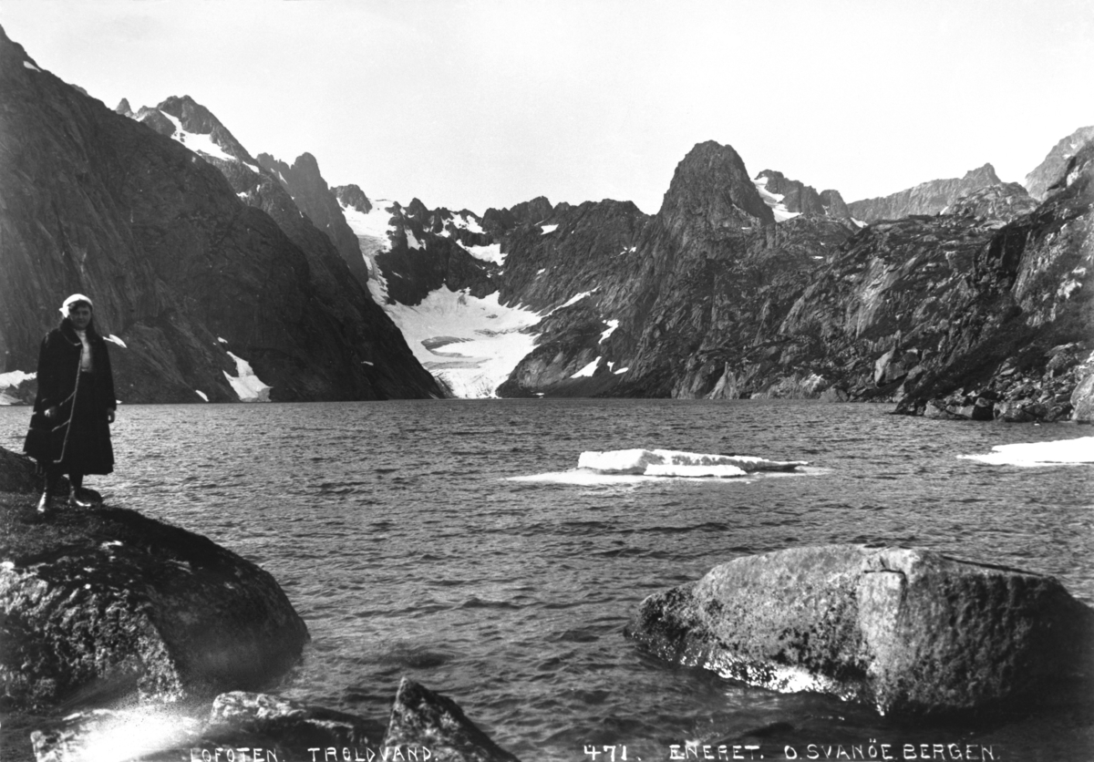 Ved Trollfjordvatnet
Fotografert 1900 Ca.