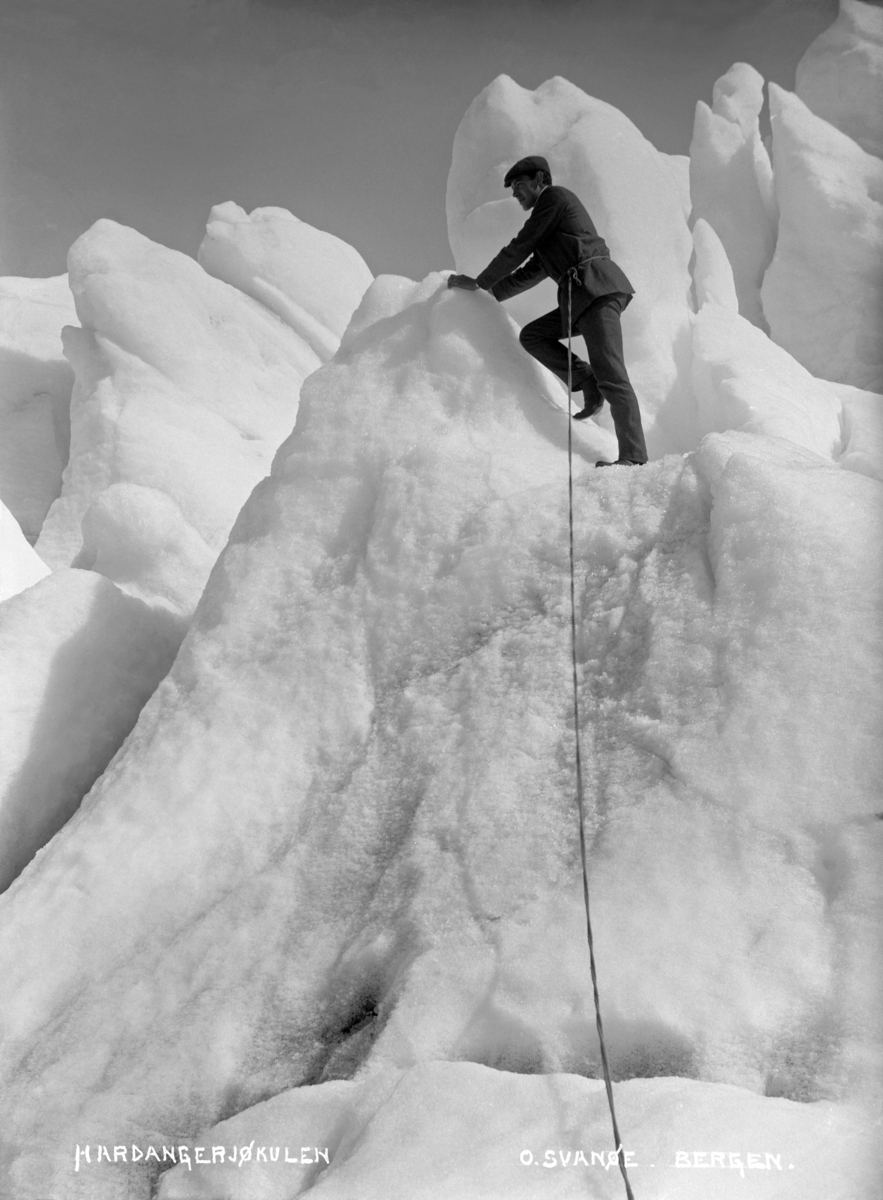 Mann går på breen med tau.
Hardangerjøkulen
Fotografert 1903