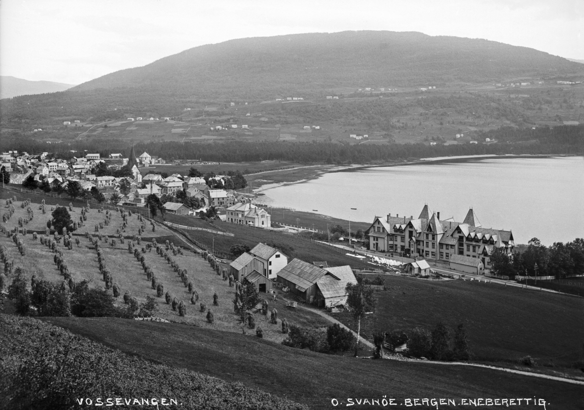 Vossevangen, Fleischer´s Hotell, Høystakk
Fotografert 1900 Ca.