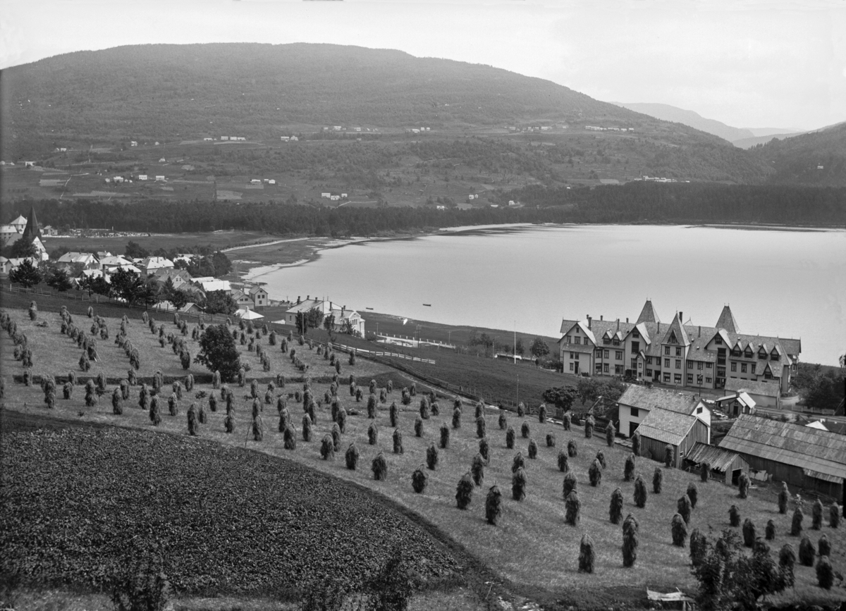 Vossevangen, Fleischer´s Hotell, Høystakk
Fotografert 1900 Ca.