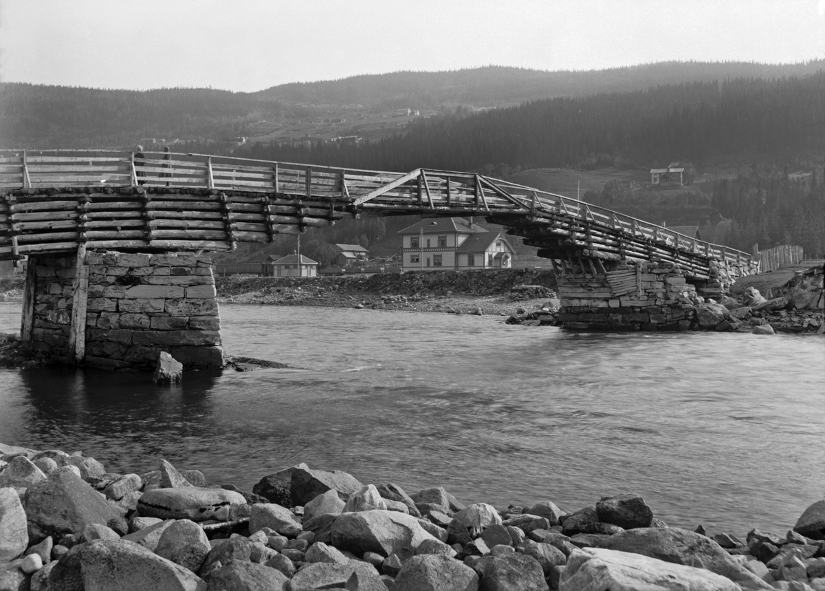 Gammel tømmerbro
Hallingdalselva, Bro
Fotografert 1900 Ca.