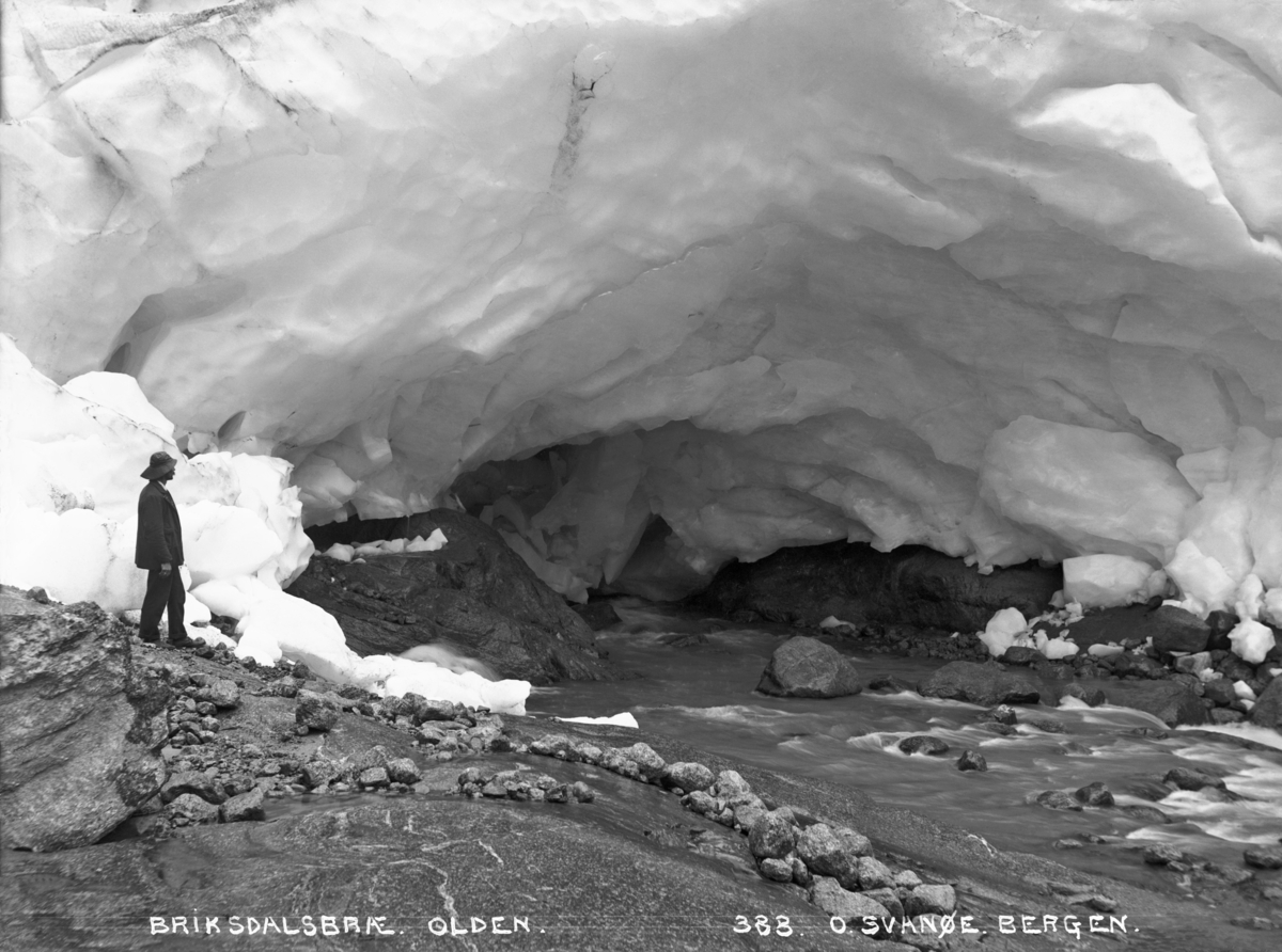 Elv kommer ut under breen
Briksdalsbreen
Fotografert 1900 Ca.