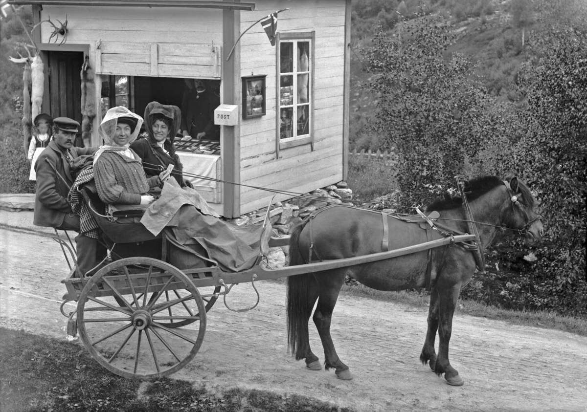 Hest m.vogn, Souvenirbod
Fotografert 1900 Ca.