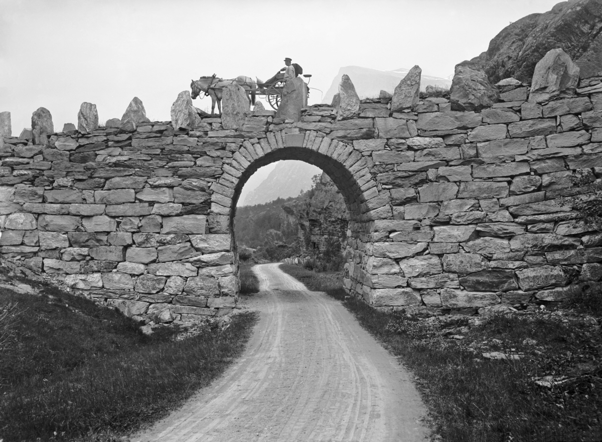 Knuten, Gammel veibro (Steinbro), Hest m.vogn
Fotografert 1900 Ca.