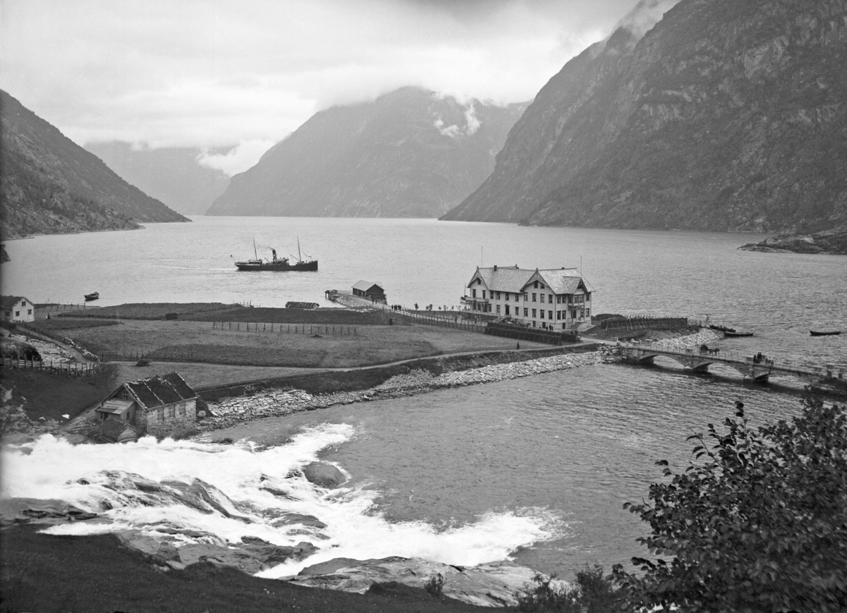 Grand Hotell, Hellesylt, Synnuylvsfjorden
Fotografert 1900 Ca.