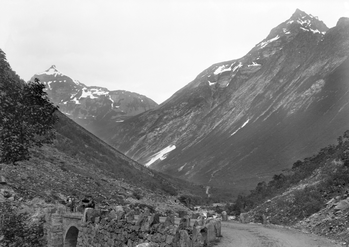 Norangsdalen, Veiparti
Fotografert 1900 Ca.