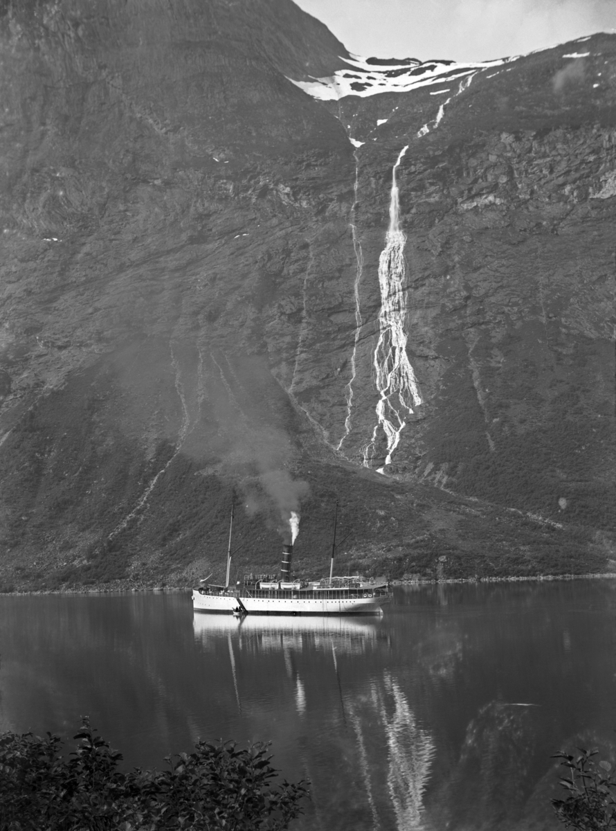 Hjørundfjord, Foss
Fotografert 1900 Ca.