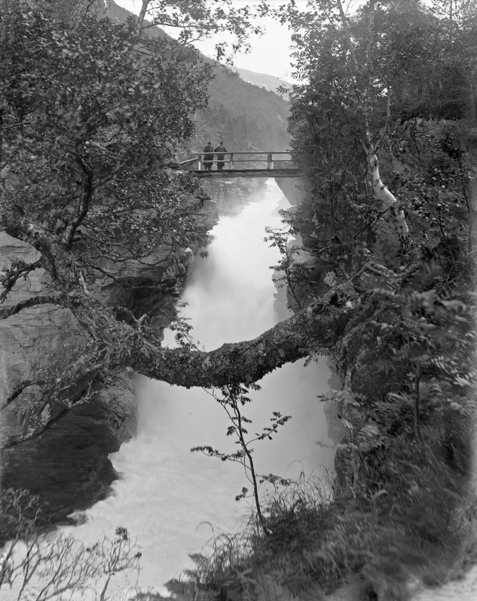 Liten gangbro over fossen.
Slettafoss, Bro
Fotografert 1900 Ca.