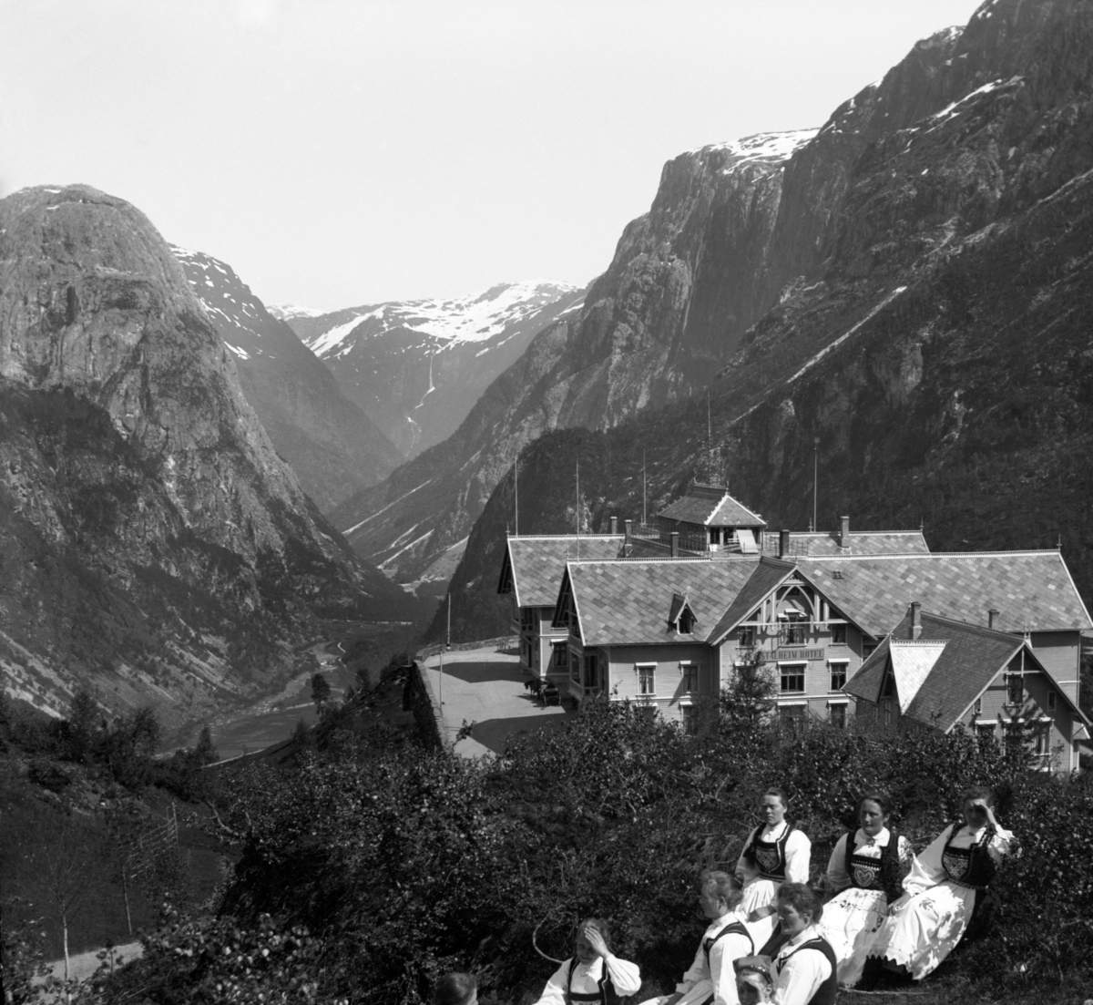 Nedbrent - Bunadskledde damer i forgrunnen.  
Stalheim hotell, Nærøydalen, Jordalsnuten
Fotografert 1900 Ca.