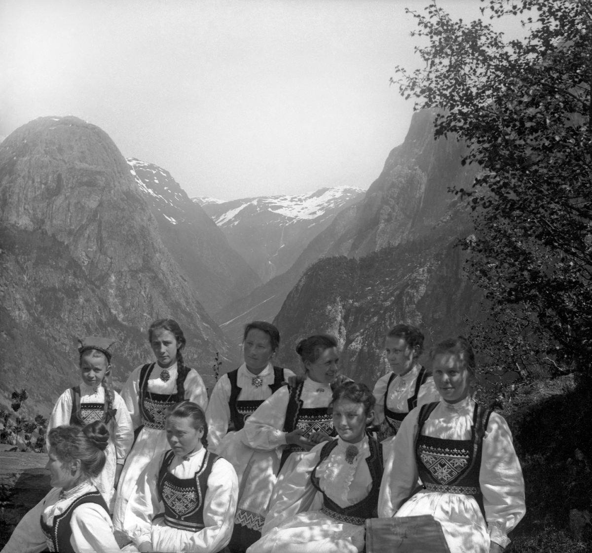 Bunadskledd gruppe, Nærøydalen, Jordalsnuten
Fotografert 1900 Ca.