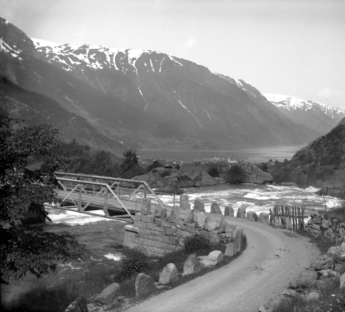 Vasstun bro, Odda, Sørfjorden
Fotografert 1900 Ca.