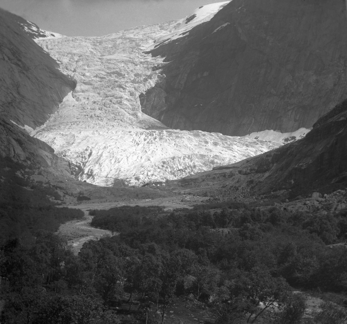 Briksdalsbreen
Fotografert 1900 Ca.