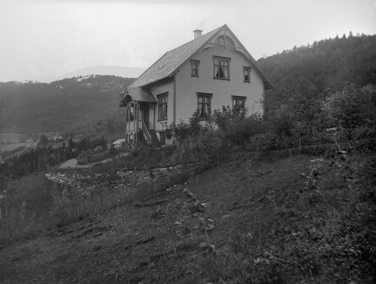 Hardangerfjordvegen, Hus