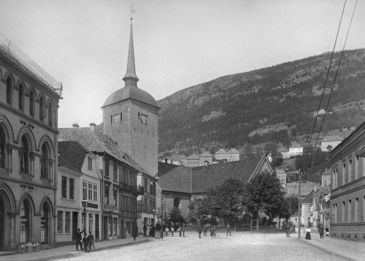 Korskirken, Nedre Korskirkealmenning