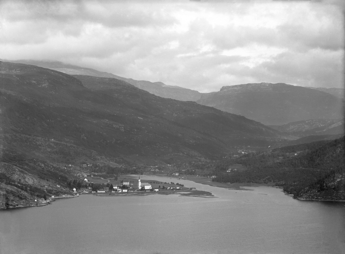 Oversiktsbilde Naustdal. Fotografert i perioden mellom 1905 - 1943