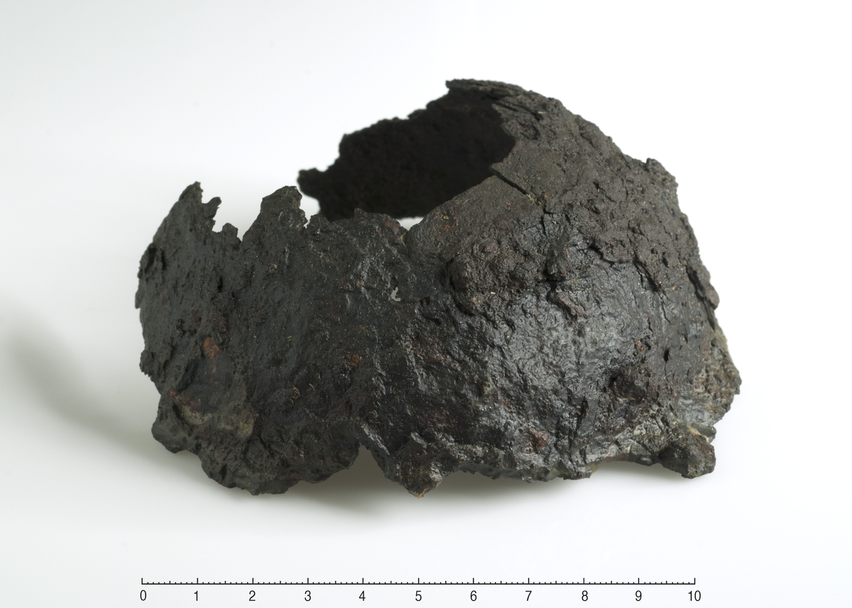 skjoldbule lig rygh fig. 219|halvkugleformet .
En halvkugleformet skjoldbule, lig RYGH fig. 219. Bulens tvermaal er 10 cm. Af randen er omtrent intet bevaret
