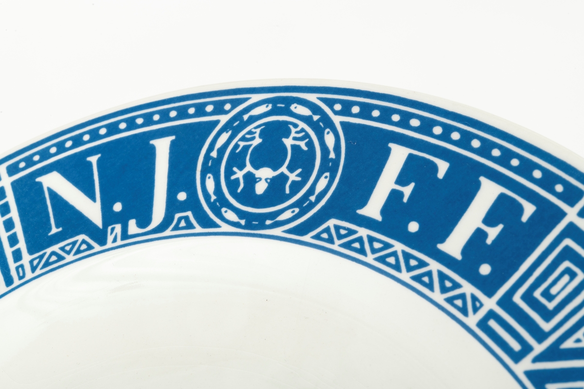 Tallerken, porodusert i forbindelse med Norges Jeger- og Fiskerforenings 100-årsjubileum i 1971. Det er en rund tallerken med 28,4 centimeters diameter. Den sentrale delen er forholdsvis plan, men med oppoverbuete sidekanter som danner ei skål med snaut 20 centimeters diameter. Utenfor dette partiet er det en 4,3 centimeter bred utoverskrånende kant. Tallerkenen er kvit, men har blå dekor. Sentralt i skåla har man gjengitt ei strektegning av en elg som slurper i seg vann og vannplanter i strandsona mot et skogstjern, der den speiles i vannflata. I vannet, og noe mindre framtredende, skimter vi en fisk som har skapt ringer på vannspeilet. Rundt ytterkanten av tallerkenen er det en slags bord som er blå med kvite streker. Her finner vi den jubilerende organisasjonens initialer, «N.J.F.F.», der de to første og de to siste bokstavene skilles av organisasjonens logo, et stilisert reinhode med gevir omgitt av en ring med stiliserte fisker. Også årstallene «1871» og «1971» og en påminnelse om den mellomliggende perioden «100 ÅR» som ble feiret med jubileum inngår i kantdekoren. På undersida av tallerkenen er det en sirkeformet vulst med ytre diameter på 15 centimeter som skulle sikre at tallerkenen sto støtt på et plant underlag. I denne vulsten er det to gjennombrutte hull for eventuell opphengshempe. Sentralt på undersida finner vi produsentens logo - ei stilisert steinøks med produsentens navn «STAVANGERFLINT» i en hesteskoform rundt skaftet. Under finner vi opphavslandet «NORWAY» på ei rett linje.

Dette er en tallerken som det naturligvis gikk an å spise middagsmat fra, eller kanskje til å servere småkaker på, men det var nok neppe med tanke på slike funksjoner den ble produsert. Tallerkenen var nok primært et utstillingsobjekt som skulle markere tilhøringhet til organisasjonen Norges Jeger- og Fiskerforbund og delaktighet i dens jubileumsfeiring. Hva man feiret framgår av en historisk artikkel som er gjengitt under fanen «Opplysninger».