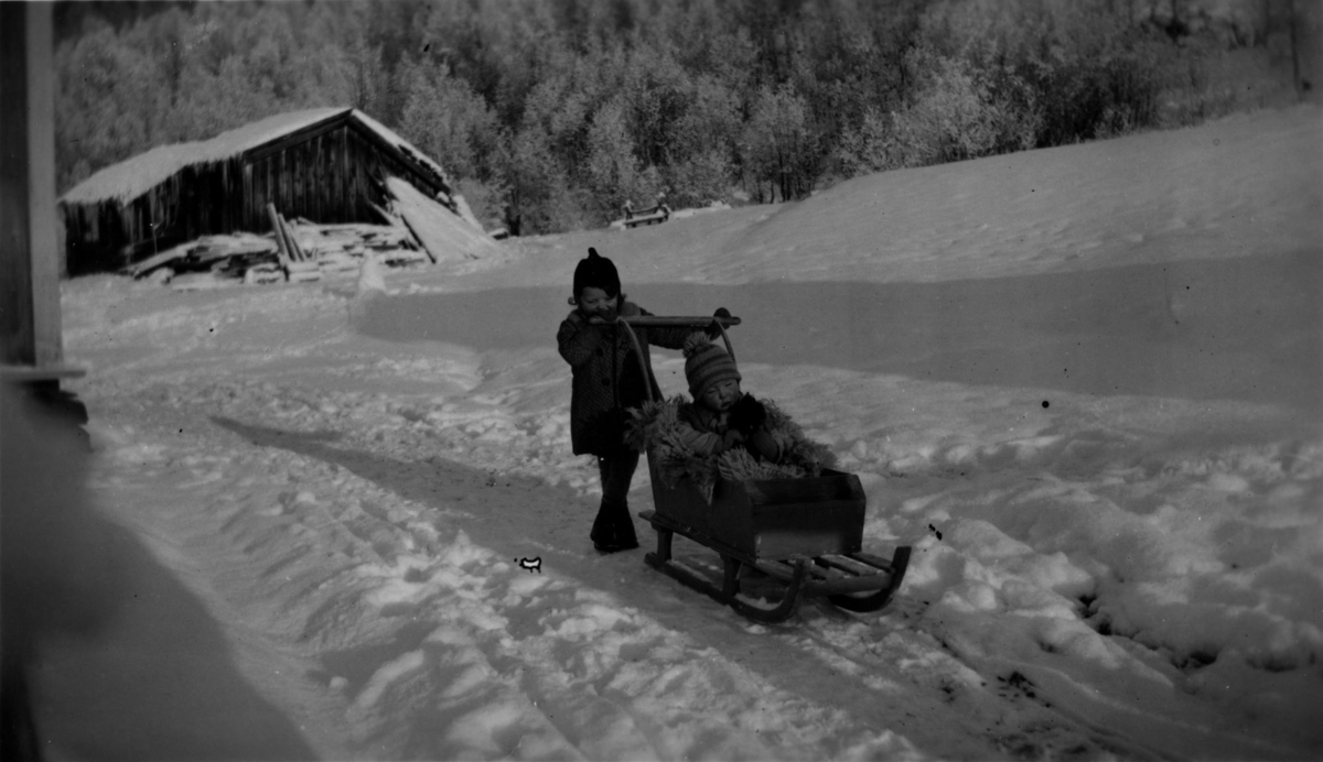 Svanhild N. Myre og Terje Nilssen. Terje sitter i ei sluffe som var laget som en barnevogn for vinterdrift.