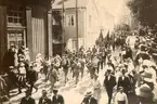 Strängnäs den 3 juli 1921

Regementet, med musikkåren i täten, marscherar på Lektorsgatan på väg till mottagning på Stora torget.