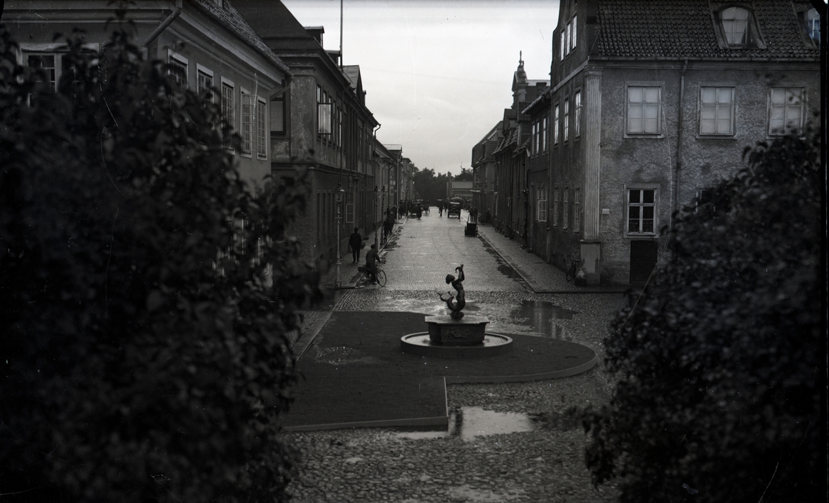 Lilla torget i Kalmar cirka 1935 med skulpturen Sjöjungfrun av Arvid Källström i förgrunden.