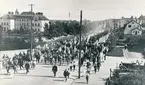 Strängnäs den 3 juli 1921

Regementet under marsch på Regementsgatan på väg mot kasern.
Huset till vänster är seminariet för småskolelärarinnor.