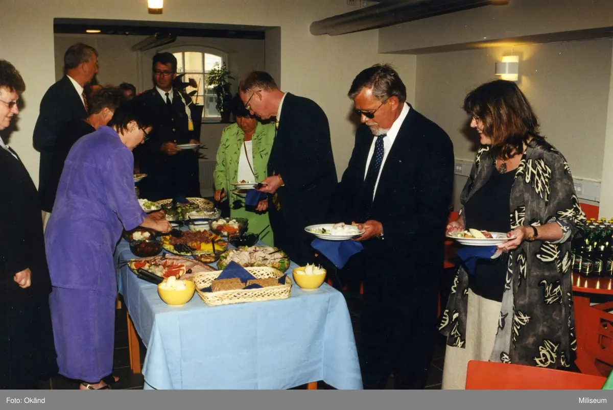 Lunch i samband med invigningen av minnesstaty över I 12:s gamla kasern. Till höger konstnärinnan Anette Rydström; okänd; Bo Bergwall, Eksjö kommun.